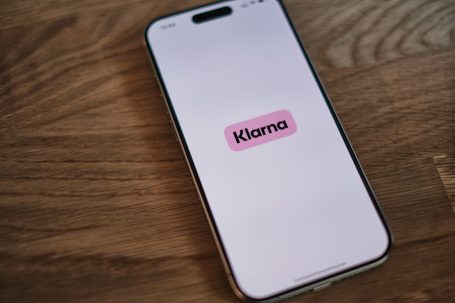 Smartphone mit dem auf dem Bildschirm angezeigten Logo von Klarna.